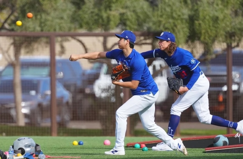 Shohei Ohtani and Tyler Glasnow delivering pitches in unison during spring training